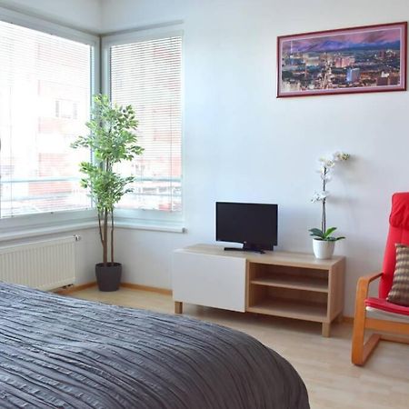 Modern Apartments - Airport 8Mins Прага Экстерьер фото