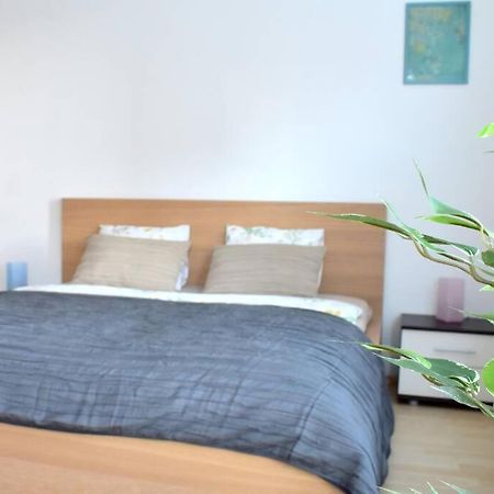 Modern Apartments - Airport 8Mins Прага Экстерьер фото
