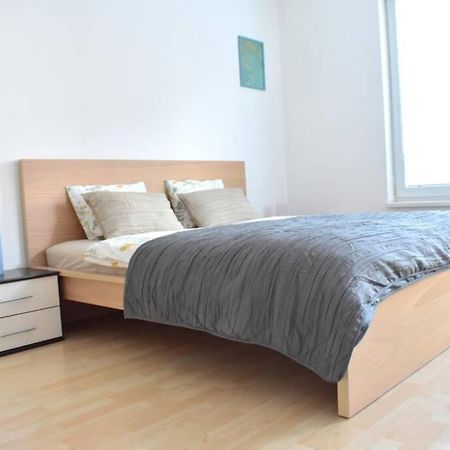 Modern Apartments - Airport 8Mins Прага Экстерьер фото