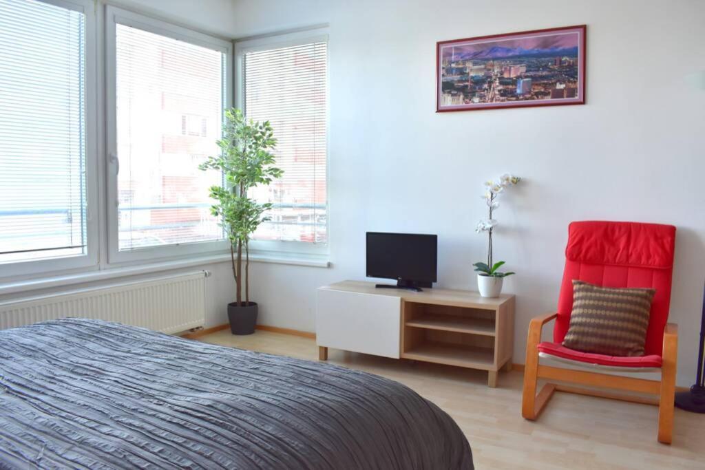 Modern Apartments - Airport 8Mins Прага Экстерьер фото