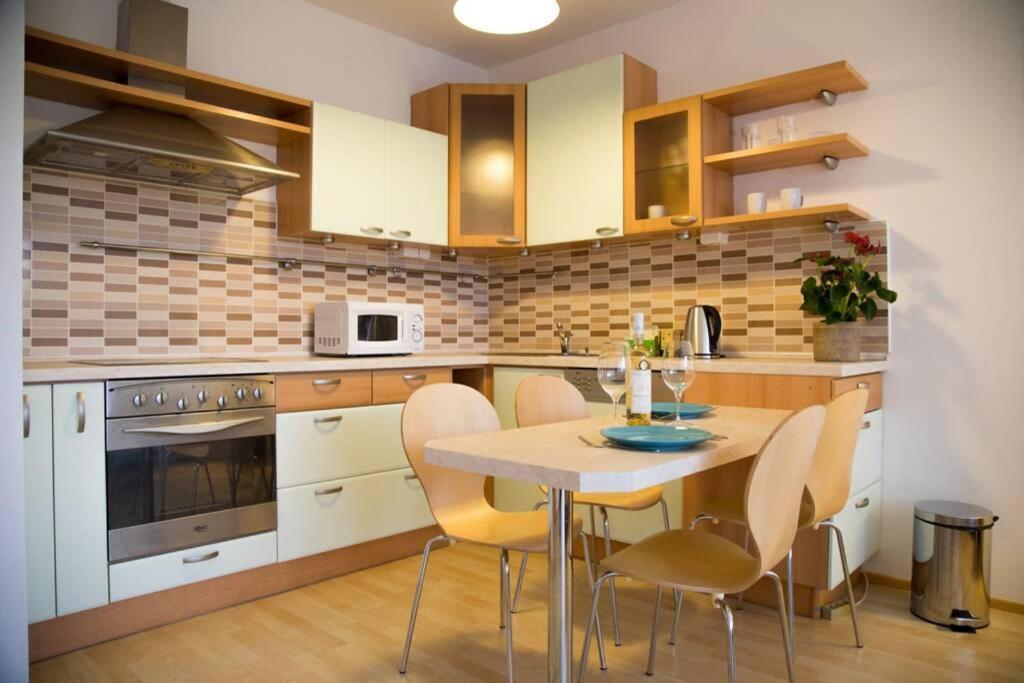 Modern Apartments - Airport 8Mins Прага Экстерьер фото