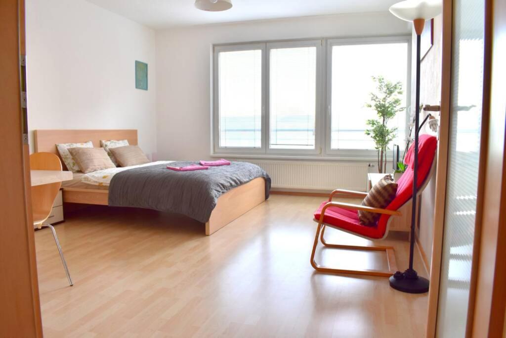 Modern Apartments - Airport 8Mins Прага Экстерьер фото