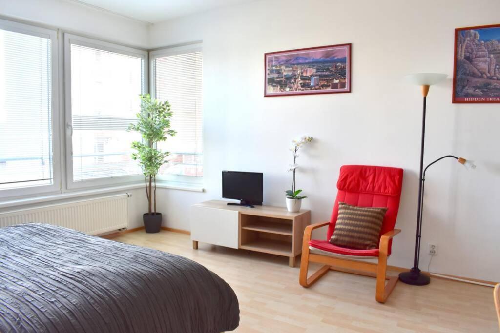 Modern Apartments - Airport 8Mins Прага Экстерьер фото