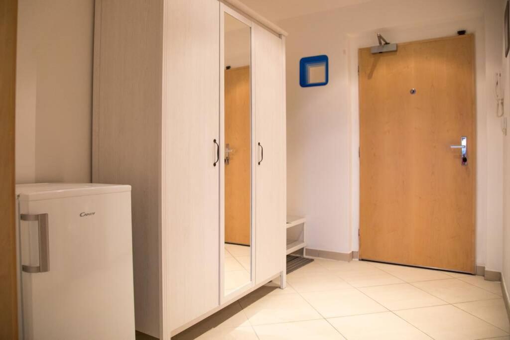 Modern Apartments - Airport 8Mins Прага Экстерьер фото