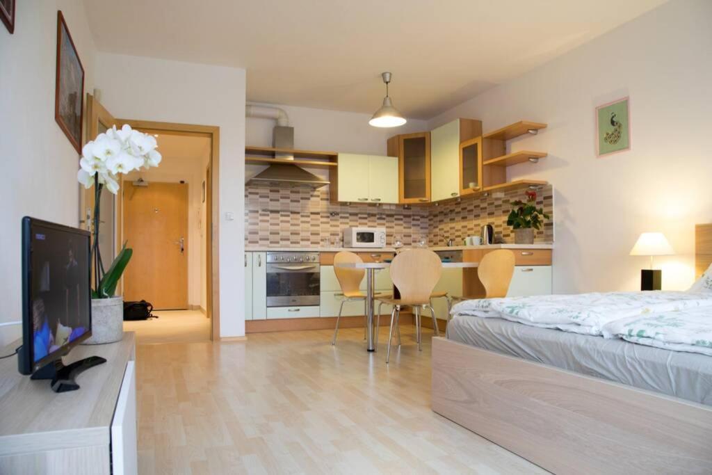 Modern Apartments - Airport 8Mins Прага Экстерьер фото