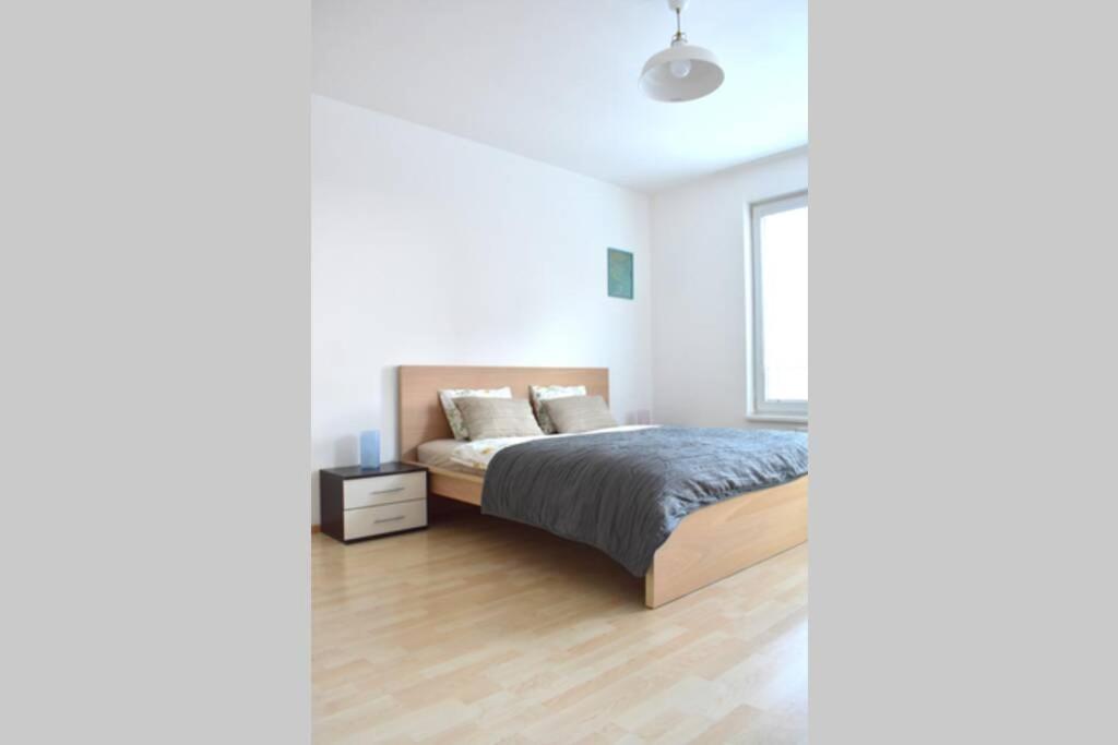 Modern Apartments - Airport 8Mins Прага Экстерьер фото