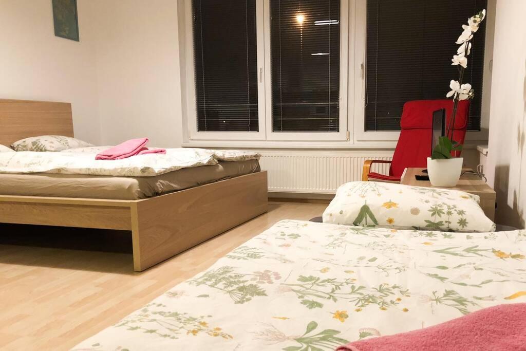 Modern Apartments - Airport 8Mins Прага Экстерьер фото