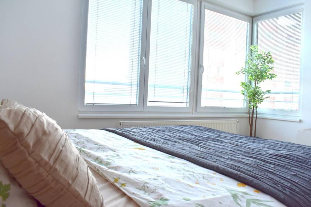Modern Apartments - Airport 8Mins Прага Экстерьер фото
