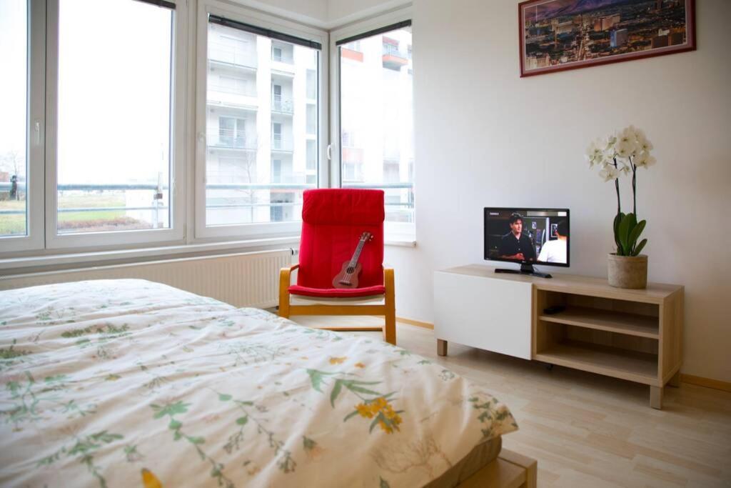 Modern Apartments - Airport 8Mins Прага Экстерьер фото