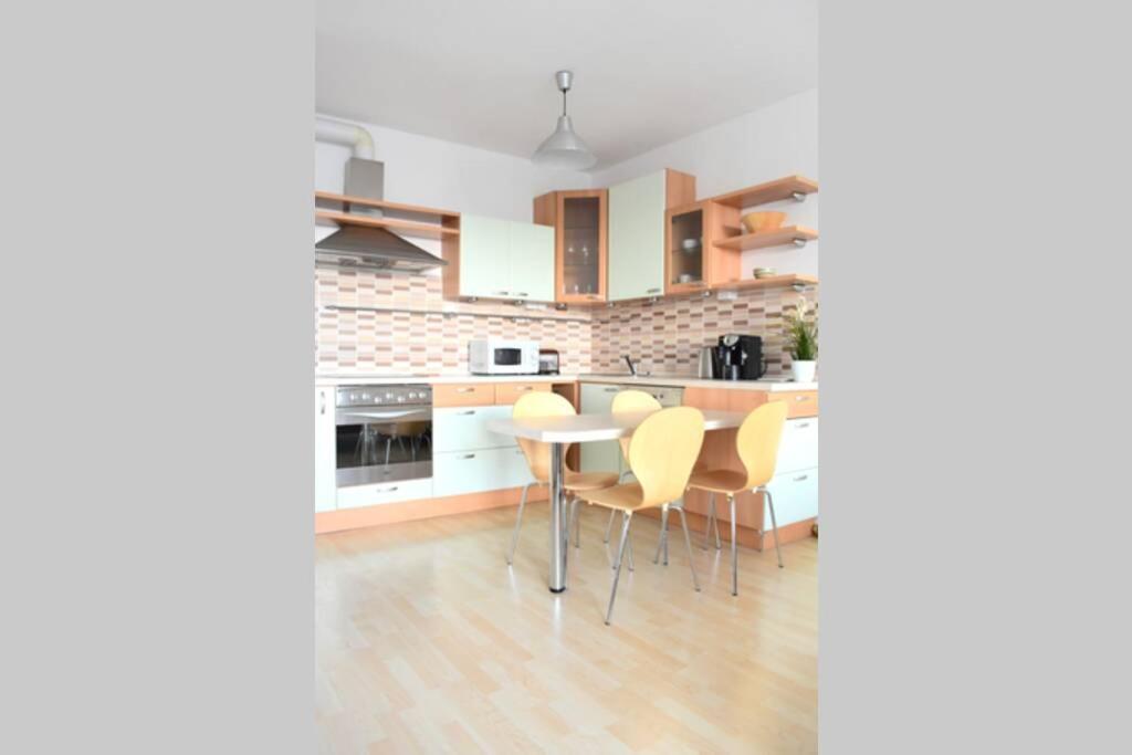 Modern Apartments - Airport 8Mins Прага Экстерьер фото