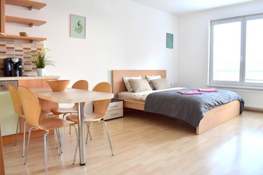 Modern Apartments - Airport 8Mins Прага Экстерьер фото
