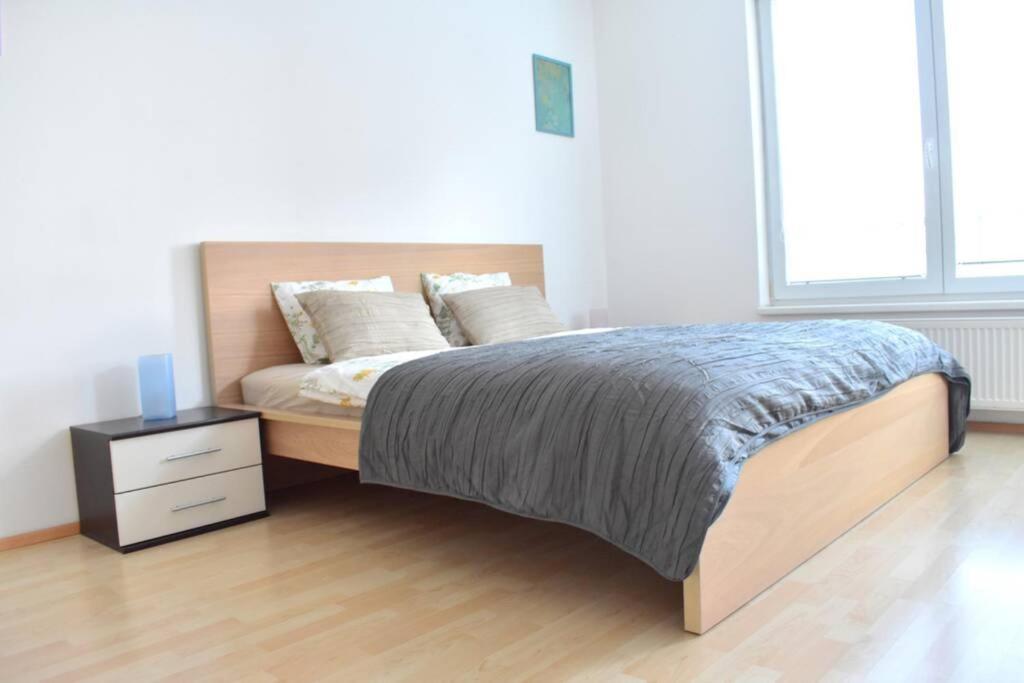 Modern Apartments - Airport 8Mins Прага Экстерьер фото