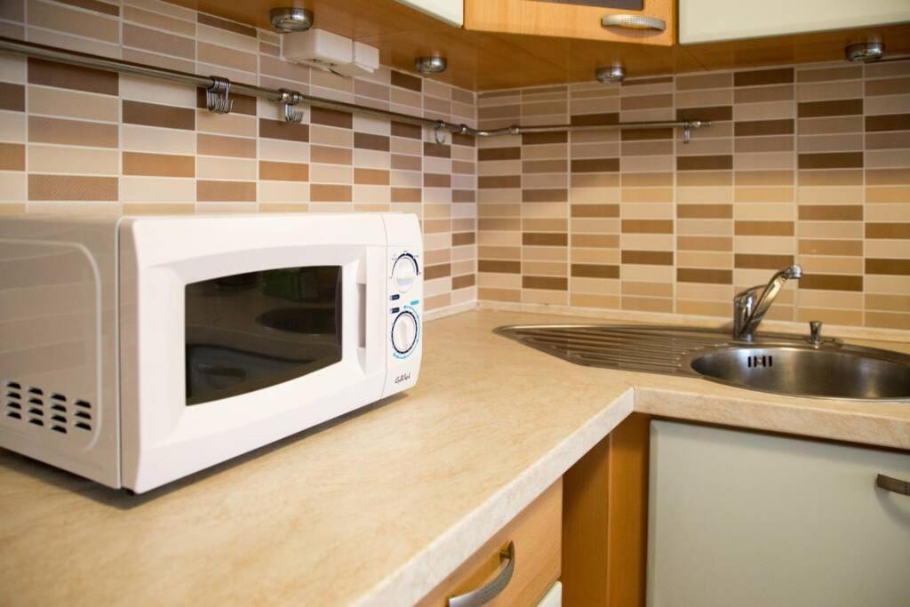 Modern Apartments - Airport 8Mins Прага Экстерьер фото