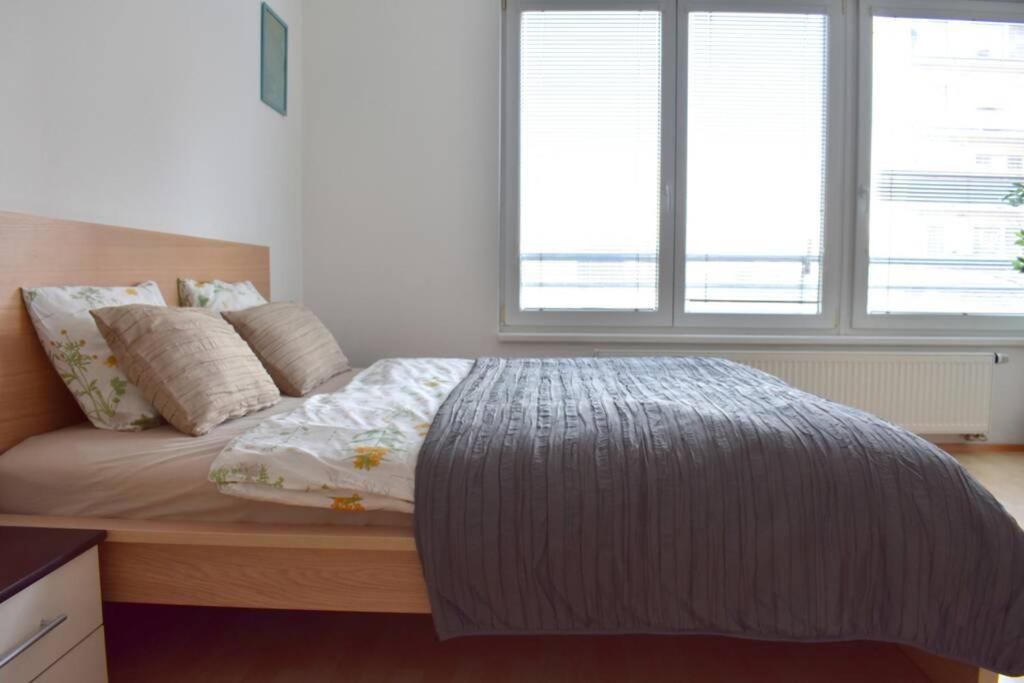 Modern Apartments - Airport 8Mins Прага Экстерьер фото