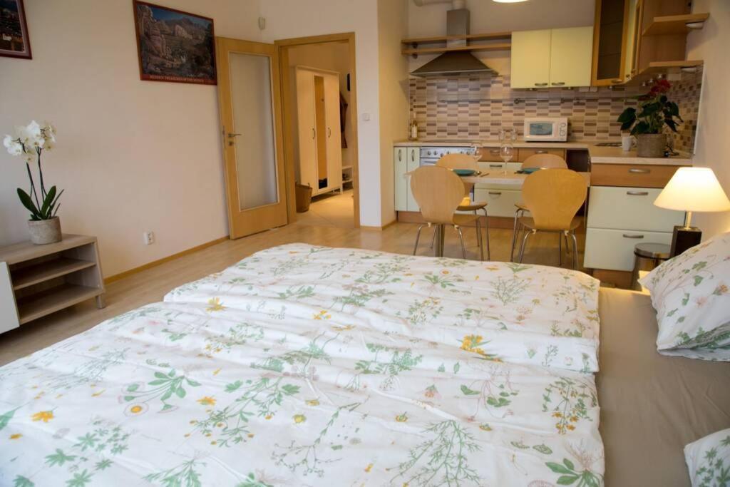 Modern Apartments - Airport 8Mins Прага Экстерьер фото