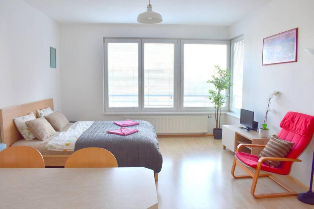 Modern Apartments - Airport 8Mins Прага Экстерьер фото