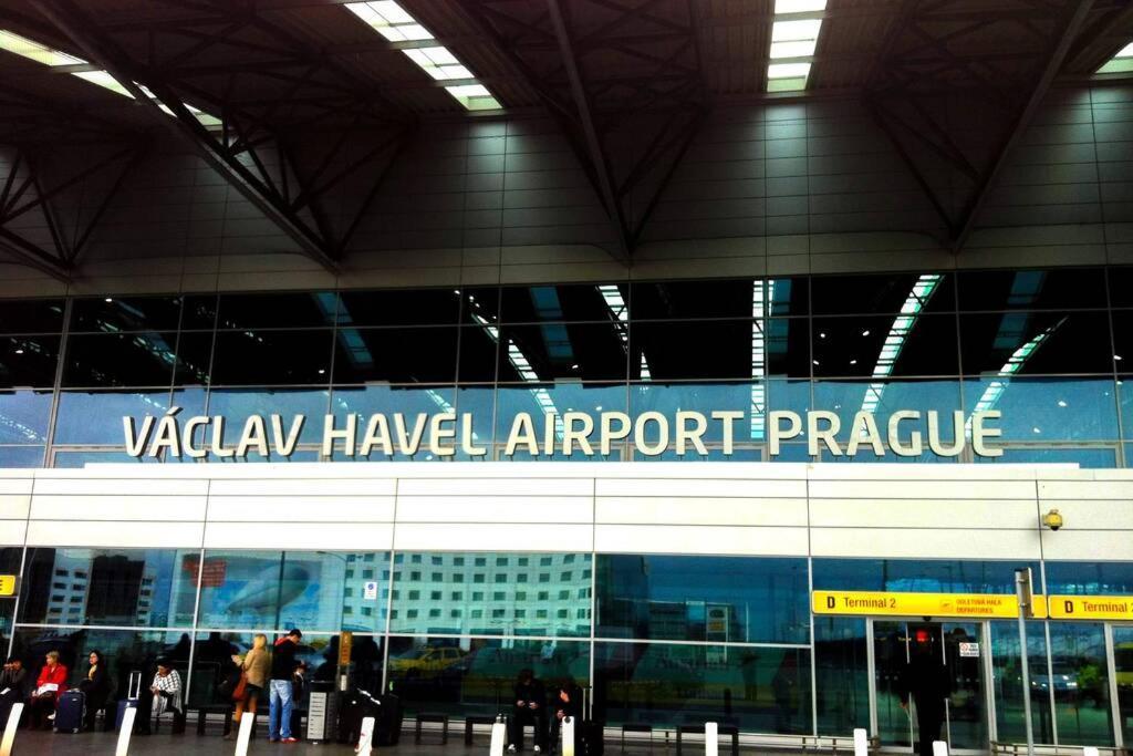 Modern Apartments - Airport 8Mins Прага Экстерьер фото