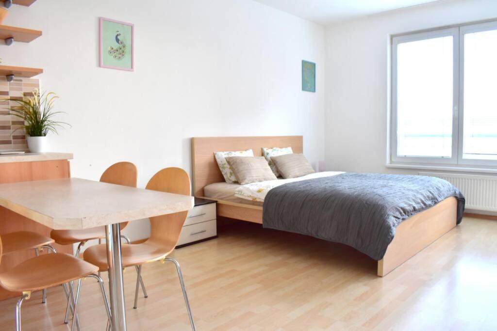 Modern Apartments - Airport 8Mins Прага Экстерьер фото